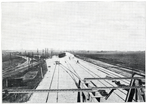 812124 Gezicht op het nieuwe, viersporige tracé tussen Schiedam en Rotterdam, vanaf het seinhuis op de brug over de ...